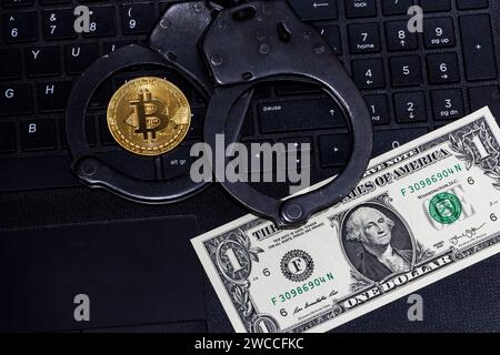 Bitcoins und Handschellen als abstraktes Symbol für Verbrechen, das eine Kryptowährung verbergen kann Stockfoto