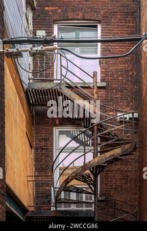 Rostige metallische Außentreppe auf einem Backsteingebäude in Montreal, Kanada Stockfoto