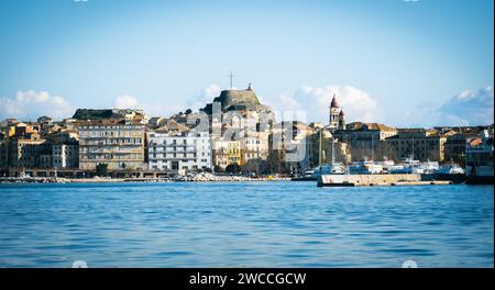 Panoramablick auf Kerkyra, Hauptstadt der Insel Korfu, Griechenland. Blick auf die Altstadt im Hafen von Korfu. Korfu Insel. Malerischer Blick auf die Stadt vom Meer Stockfoto