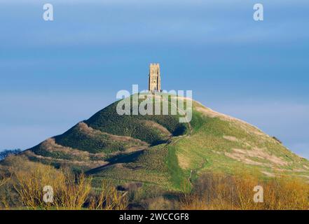 Das Glastonbury Tor erhebt sich von den Somerset Levels und wurde mit dem Turm der St. Michael's Church gekrönt Stockfoto