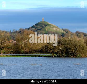 Das Glastonbury Tor erhebt sich aus überfluteten Feldern der Somerset Levels und wurde mit dem Turm der St. Michael's Church gekrönt Stockfoto