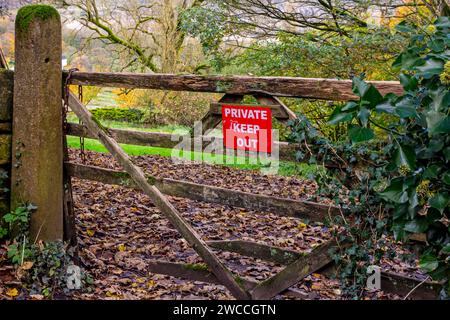 Privates Sperrschild an einem hölzernen Tor auf dem Land. Stockfoto