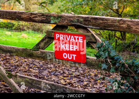 Privates Sperrschild an einem hölzernen Tor auf dem Land. Stockfoto