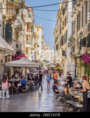 Verkehrsfreie Straße mit Restaurants in der eleganten Stadt Korfu auf den griechischen Ionischen Inseln Stockfoto
