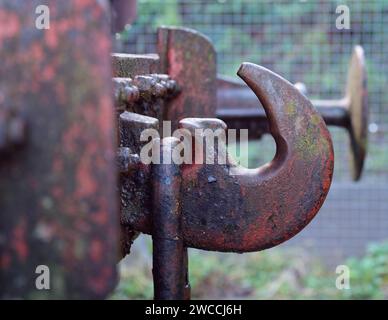 Eisenhaken und Kette und Puffer an einem Eisenbahnwaggon in Bristol UK Teil des Puffer- und Kettenkupplungssystems von Verbindungswagen Stockfoto