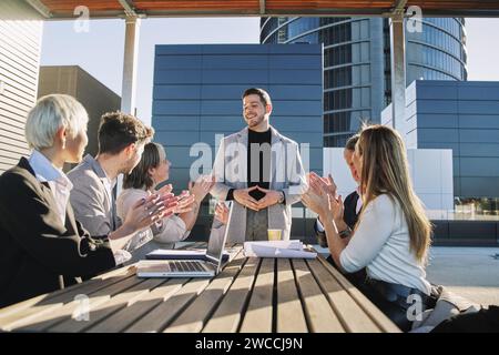 Unternehmensteam und Manager in einer Besprechung. Geschäftsmann in einer Präsentation, in der er seiner Arbeitsgruppe Ideen erklärt. Stockfoto