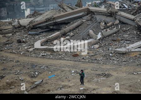 Gaza-Stadt, Palästinensische Gebiete. Januar 2024. Ein palästinensisches Kind steht nach hundert Tagen des Isarel-Hamas-Krieges zwischen den Überresten des zerstörten Viertels Scheich Radwan in Gaza-Stadt. Quelle: Omar Ishaq/dpa/Alamy Live News Stockfoto