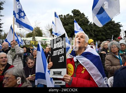 Jerusalem, Israel. Januar 2024. Die Israelis halten Schilder, die den israelischen Premierminister Benjamin Netanjahu zum Rücktritt auffordern, weil er die Nation bei einer Demonstration vor der Knesset, dem Parlament, am Montag, den 14. Januar 2024 in Jerusalem verlassen hat. Foto: Debbie Hill/ Credit: UPI/Alamy Live News Stockfoto