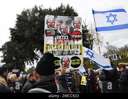 Jerusalem, Israel. Januar 2024. Die Israelis halten Schilder, die den israelischen Premierminister Benjamin Netanjahu zum Rücktritt auffordern, weil er die Nation bei einer Demonstration vor der Knesset, dem Parlament, am Montag, den 14. Januar 2024 in Jerusalem verlassen hat. Foto: Debbie Hill/ Credit: UPI/Alamy Live News Stockfoto