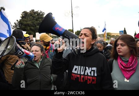 Jerusalem, Israel. Januar 2024. Die Israelis rufen den israelischen Premierminister Benjamin Netanjahu zum Rücktritt auf, weil er die Nation bei einer Demonstration vor der Knesset, dem Parlament, am Montag, den 14. Januar 2024 in Jerusalem verlassen hat. Foto: Debbie Hill/ Credit: UPI/Alamy Live News Stockfoto