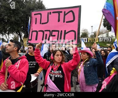 Jerusalem, Israel. Januar 2024. Die Israelis halten Schilder, die den israelischen Premierminister Benjamin Netanjahu zum Rücktritt auffordern, weil er die Nation bei einer Demonstration vor der Knesset, dem Parlament, am Montag, den 14. Januar 2024 in Jerusalem verlassen hat. Foto: Debbie Hill/ Credit: UPI/Alamy Live News Stockfoto