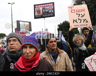 Jerusalem, Israel. Januar 2024. Die Israelis halten Schilder, die den israelischen Premierminister Benjamin Netanjahu zum Rücktritt auffordern, weil er die Nation bei einer Demonstration vor der Knesset, dem Parlament, am Montag, den 14. Januar 2024 in Jerusalem verlassen hat. Foto: Debbie Hill/ Credit: UPI/Alamy Live News Stockfoto