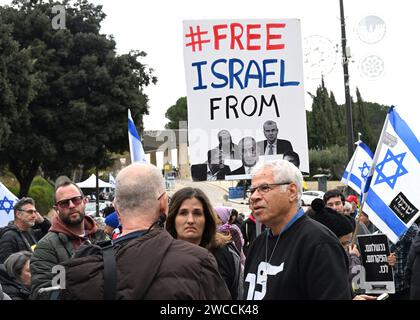 Jerusalem, Israel. Januar 2024. Die Israelis halten Schilder, die den israelischen Premierminister Benjamin Netanjahu zum Rücktritt auffordern, weil er die Nation bei einer Demonstration vor der Knesset, dem Parlament, am Montag, den 14. Januar 2024 in Jerusalem verlassen hat. Foto: Debbie Hill/ Credit: UPI/Alamy Live News Stockfoto