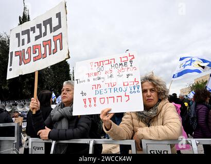 Jerusalem, Israel. Januar 2024. Die Israelis halten Schilder, die den israelischen Premierminister Benjamin Netanjahu zum Rücktritt auffordern, weil er die Nation bei einer Demonstration vor der Knesset, dem Parlament, am Montag, den 14. Januar 2024 in Jerusalem verlassen hat. Foto: Debbie Hill/ Credit: UPI/Alamy Live News Stockfoto