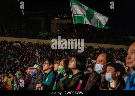 New Taipei City, Taiwan. Januar 2024. Die Flagge Taiwans wurde während der Wahlkampagne der TPP in Banqiao, New Taipei City, gesehen. Letzten Tag vor dem Wahltag der Präsidentschaftswahlen in Taiwan 2024 hielt die Demokratische Progressive Party (DPP) eine massive Wahlkampfkundgebung in Banqiao, New Taipei City, ab. (Foto: Alex Chan TSZ Yuk/SOPA Images/SIPA USA) Credit: SIPA USA/Alamy Live News Stockfoto