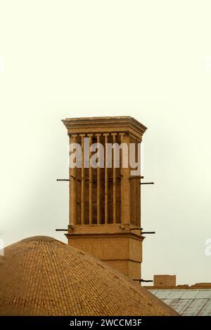 Yazd, Iran – 28. Dezember 2022: Ungewöhnliche Lüftungstürme (hlk-Kanäle, für externe Nutzung, Kühler) in iranischen Städten in der Wüste gebaut, wo es keine gibt Stockfoto