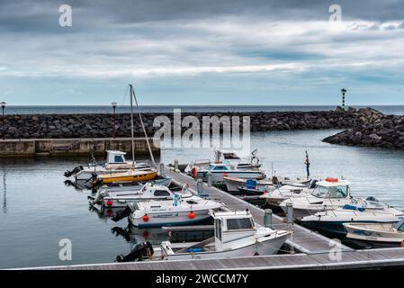 Povoacao, Portugal - 7. Juli 2022: Der Hafen ein bewölkter Tag im Sommer. Sao Miguel Island, Azoren. Stockfoto