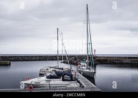 Povoacao, Portugal - 7. Juli 2022: Der Hafen ein bewölkter Tag im Sommer. Sao Miguel Island, Azoren. Stockfoto