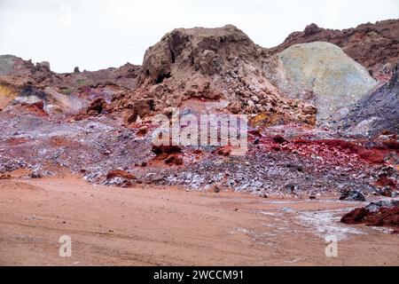 Salines Berge. Halite-Deposinen. Dünne Vegetation. Vulkanischer Ursprung auf der Insel Ormuz. Stockfoto