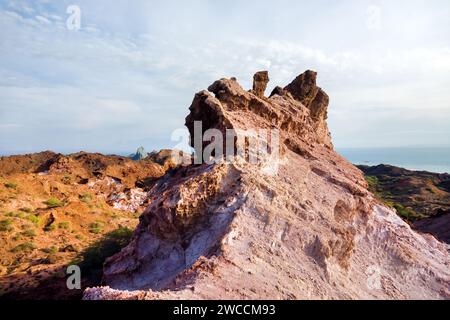 Bizarre Landschaftsformen, Verwitterung und Aussättigung. Vulkanischer Ursprung Ormuz Island. Stockfoto