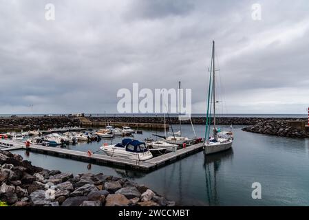 Povoacao, Portugal - 7. Juli 2022: Der Hafen ein bewölkter Tag im Sommer. Sao Miguel Island, Azoren. Stockfoto