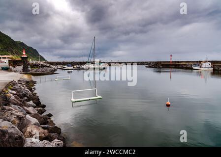 Povoacao, Portugal - 7. Juli 2022: Der Hafen ein bewölkter Tag im Sommer. Sao Miguel Island, Azoren. Stockfoto