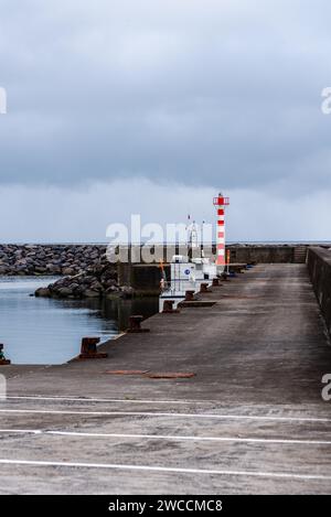 Povoacao, Portugal - 7. Juli 2022: Der Hafen ein bewölkter Tag im Sommer. Sao Miguel Island, Azoren. Stockfoto