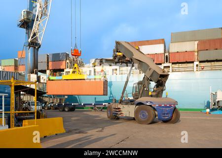 Container, die von einem Frachtschiff in einem Hafen in Chile entladen werden. Stockfoto