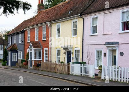 Die Außenfassade alter und attraktiver Reihenhütten in Pastellfarben in der Church Road, dem alten Shepperton Surrey England, Großbritannien Stockfoto