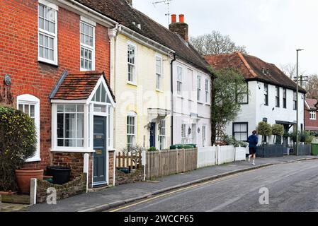 Die Außenfassade alter und attraktiver Reihenhütten in Pastellfarben in der Church Road, dem alten Shepperton Surrey England, Großbritannien Stockfoto