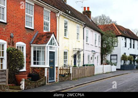 Die Außenfassade alter und attraktiver Reihenhütten in Pastellfarben in der Church Road, dem alten Shepperton Surrey England, Großbritannien Stockfoto