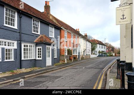 Die Außenfassade alter und attraktiver Reihenhütten in Pastellfarben in der Church Road, dem alten Shepperton Surrey England, Großbritannien Stockfoto