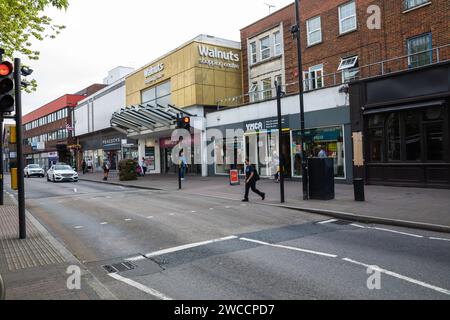 Eine Reihe von Geschäften in der Orpington High Street, Kent Stockfoto