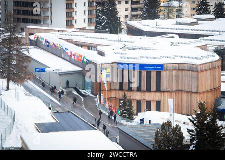 Davos, Schweiz. Januar 2024. Davos, CH 15. Januar 2024. Eine allgemeine Sicht des Weltwirtschaftsforums. Die Bundesversammlung hat außerdem die Entsendung von bis zu 5000 bewaffneten Mitarbeitern während der einwöchigen WEF-Veranstaltung genehmigt, bei der führende Politiker und Industrien weltweit zusammenkommen, um die Zukunft der Welt zu gestalten. Andy Barton/Alamy Live News Stockfoto