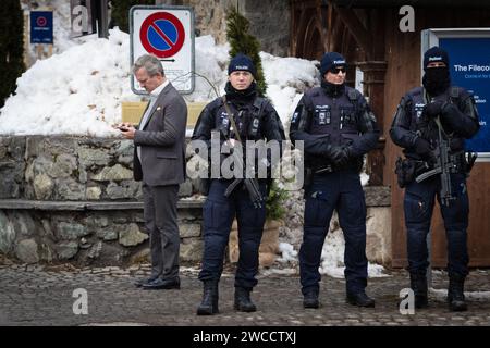 Davos, Schweiz. Januar 2024. Davos, CH 15. Januar 2024. Die bewaffnete Polizei ist Wache beim 54. Weltwirtschaftsforum. Die Bundesversammlung hat außerdem die Entsendung von bis zu 5000 bewaffneten Mitarbeitern während der einwöchigen WEF-Veranstaltung genehmigt, bei der führende Politiker und Industrien weltweit zusammenkommen, um die Zukunft der Welt zu gestalten. Andy Barton/Alamy Live News Stockfoto