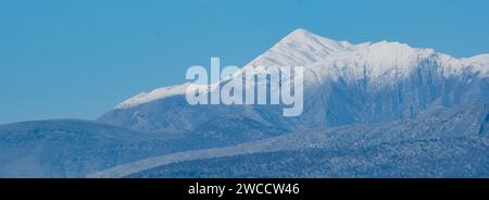 Panoramablick auf die albanischen Bergalpen mit Schnee. Berglandschaft, malerischer Bergblick. Schneebedeckte Berge. Stockfoto