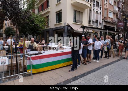 Restaurant- und Weinstand, fiesta San Mateo, Weinerntefest, Logroño, La Rioja, Spanien, Europa Stockfoto