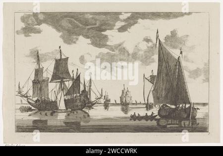 Segelschiffe und Slops auf ruhigem Meer, anonym, 1600 - 1700 drucken links ein Kriegsschiff mit einem kleinen Segelschiff und einer Schaluppe. Auf der rechten Seite ein Segelschiff und eine Schaluppe. Niederlande Papierätzung / Gravur Segelschiff, Segelboot Stockfoto