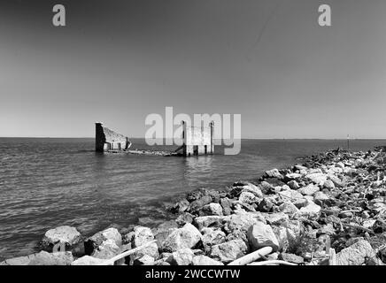 Sacca di Scardovari (RO), Podelta, Italien, Ruine eines olf-Bauernhauses, das heute vom Meer überflutet wird Stockfoto