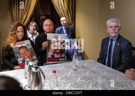 Jerusalem, Israel. Januar 2024. Der tschechische Präsident Petr Pavel, rechts, trifft sich während seines Besuchs in Israel, Jerusalem, am 15. Januar 2024 mit freigelassenen Geiseln und ihren Familien. Quelle: Michaela Rihova/CTK Photo/Alamy Live News Stockfoto