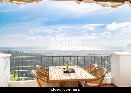 Ein Esstisch auf einer luxuriösen Apartmentterrasse mit Blick auf die Stadt Marbella Stockfoto