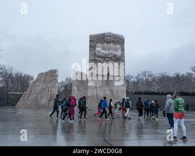 Washington, District of Columbia, USA. Januar 2024. Ein Laufclub arbeitet am Martin Luther King Memorial vorbei. (Credit Image: © Sue Dorfman/ZUMA Press Wire) NUR REDAKTIONELLE VERWENDUNG! Nicht für kommerzielle ZWECKE! Stockfoto