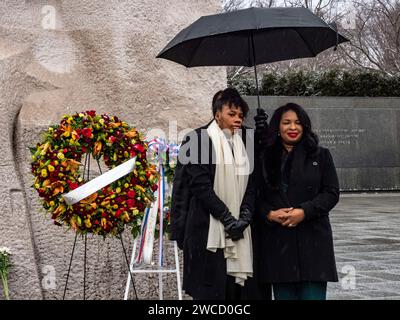 Washington, District of Columbia, USA. Januar 2024. Martin Luther King III. Hält einen Schirm, der seine Tochter YOLANDA RENEE KING und seine Frau ARNDREA WATERS KING im Anschluss an die 13. Jährliche Kranzniederlegung zu Ehren des MLK-Vermächtnisses im Martin Luther King, Jr. Memorial bedeckt. (Credit Image: © Sue Dorfman/ZUMA Press Wire) NUR REDAKTIONELLE VERWENDUNG! Nicht für kommerzielle ZWECKE! Stockfoto