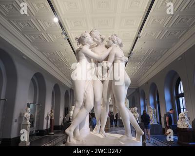 LONDON, Großbritannien - 9. JUNI 2023: Die drei Graces Statue im Victoria and Albert Museum von Antonio Canova um 1817 Stockfoto