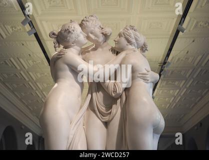 LONDON, Großbritannien - 9. JUNI 2023: Die drei Graces Statue im Victoria and Albert Museum von Antonio Canova um 1817 Stockfoto