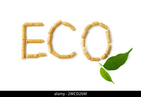 Holzpellets, gebildet im Wort „ECO“, isoliert auf weißem Hintergrund Stockfoto