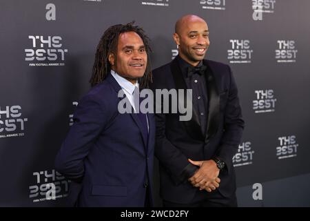 Christian Karembeu (L) und Thierry Henry, der ehemalige französische Internationale, treffen am 15. Januar 2024 im Apollo Theatre, London, Vereinigtes Königreich, auf dem Grünen Teppich ein, um die besten FIFA Football Awards 2023 zu feiern (Foto: Mark Cosgrove/News Images) Credit: News Images LTD/Alamy Live News Stockfoto