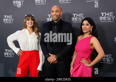 Duda Pavao (links), Thierry Henry und Reshmin Chowdhury kommen für die besten FIFA Football Awards im Eventim Apollo, London. Bilddatum: Montag, 15. Januar 2024. Stockfoto