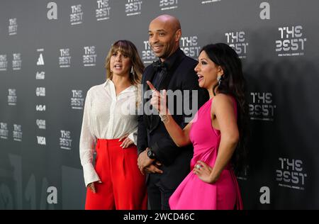 Duda Pavao (links), Thierry Henry und Reshmin Chowdhury kommen für die besten FIFA Football Awards im Eventim Apollo, London. Bilddatum: Montag, 15. Januar 2024. Stockfoto