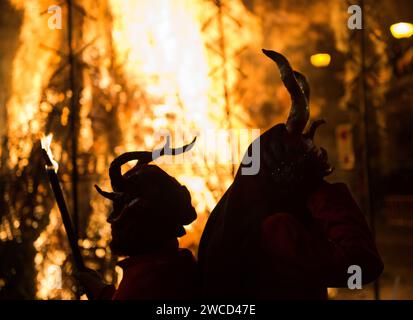 Correfocs (Feuerläufer) durch die Straßen von Sagunto beim traditionellen Festival der Lagerfeuer von San Antonio, Valencia, Spanien Stockfoto